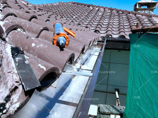 別墅成品天溝/檐溝/鋁合方形雨水管實(shí)地安裝